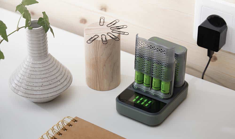 Recyko-laddningsbara batterier och laddare - dont use 6 200228 CON NiMH GL RB RCK MM LS INT Product in use image battery speed charger dock 8 slot